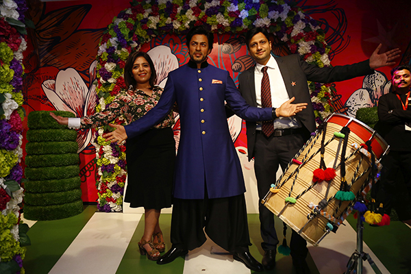 (L-R) Sabia Gulati, Head Sales and Marketing Madame Tussauds and Mr. Anshul Jain, General Manager Madame Tussauds pose along with Shah Rukh Khan's figure at Madame Tussauds Delhi