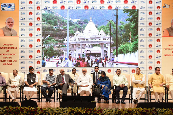 The Prime Minister, Shri Narendra Modi at the inauguration of the various projects, in Jammu. The Governor of Jammu and Kashmir, Shri N.N. Vohra, the Union Minister for Road Transport & Highways, Shipping and Water Resources, River Development & Ganga Rejuvenation, Shri Nitin Gadkari, the Minister of State for Development of North Eastern Region (I/C), Prime Minister’s Office, Personnel, Public Grievances & Pensions, Atomic Energy and Space, Dr. Jitendra Singh, the Chief Minister of Jammu and Kashmir, Ms. Mehbooba Mufti and other dignitaries are also seen.