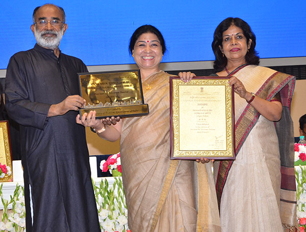 The Minister of State for Tourism (I/C), Mr. Alphons Kannanthanam presenting the Best Adventure Tourism Award to Mrs. Poonam Chand, Joint Director, Tourism on behalf of Uttarakhand at National Tourism Awards (2016-17) function, organised by the Ministry of Tourism, in New Delhi. The Secretary, Ministry of Tourism, Smt. Rashmi Verma is also seen.
