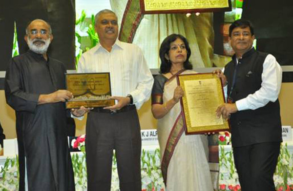 Mr. Manoj Gangal, Airport Director, Sardar Vallabhbhai Patel International Airport, Ahmedabad along with Mr. Keshava Sharma, Regional Executive Director (WR) AAI receiving the National Tourism Award 2016-17 by Mr. K.J. Alphons, Minister of State (IC) for Tourism, for Best Airport in Major Cities Category.