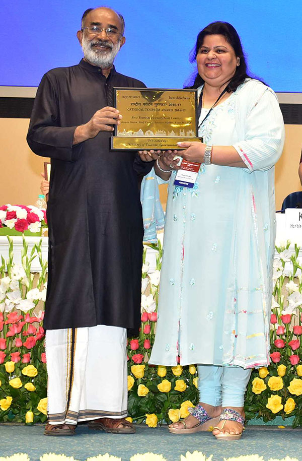 Mrs. Manju Sharma, Managing Director - Jaypee Hotels & Resorts receiving the award from Hon'ble Union Tourism Minister