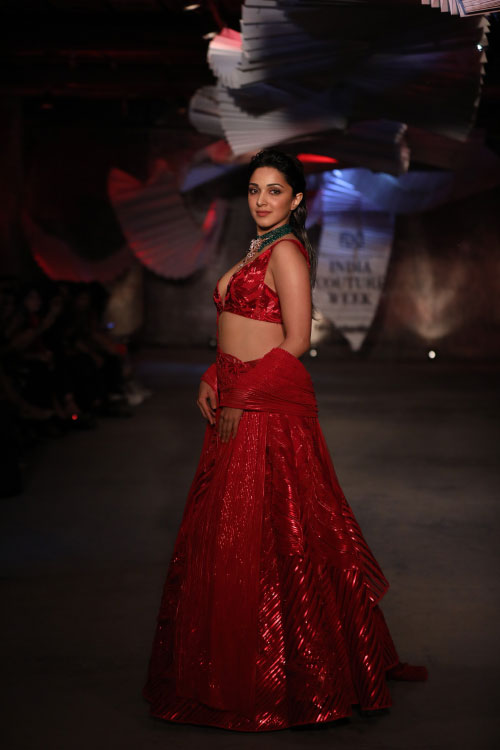 Actor-Kiara-Advani-showcasing-Amit-Aggarwal-at-FDCI-India-Couture-Week-2019