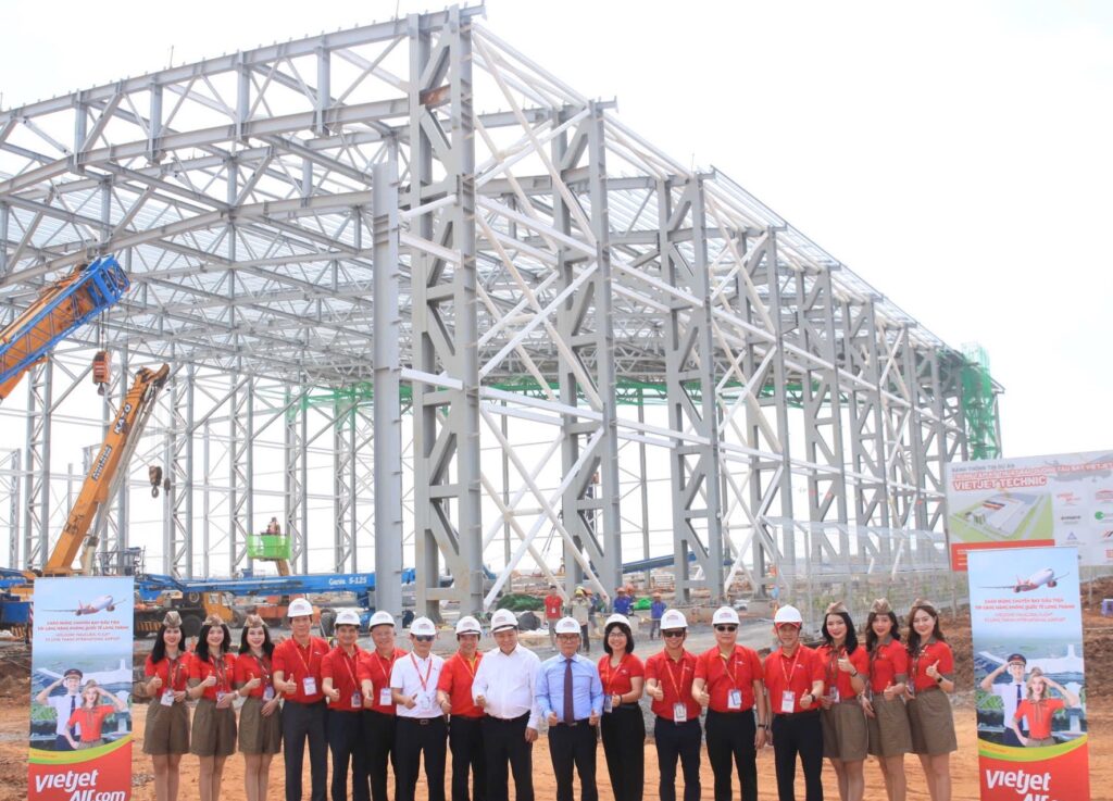 Vietjet marks dual major milestones at Vietnam’s biggest airport with new hangar topping-out and inaugural flight