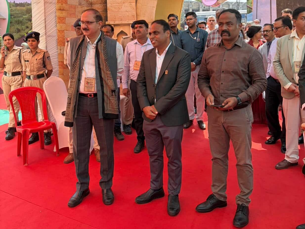 Chief Secretary Shri Barnwal and Union Tourism Secretary Shri Kumar inaugurate the exhibition at Madhya Pradesh Travel Mart 2026